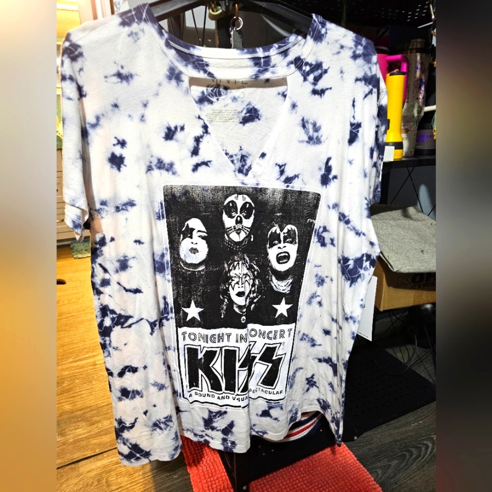 V  Kiss Cut Out Neck Line Soft T-Shirt